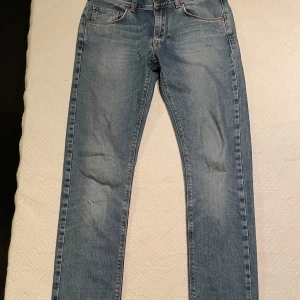 Blåa J.Lindeberg jeans - Säljer dessa riktigt schyssta blåa J.Lindeberg jeans av modellen Damien som är slutsålda överallt. Byxorna är skinny fit och storlek W31 L34. Nypris ligger på 1199 kr. De har en liten skavank vid höger knäskål, där lite av tyget har skadats, men det går att åtgärda och det är inget man tänker på. Tveka inte på att ställa frågor!