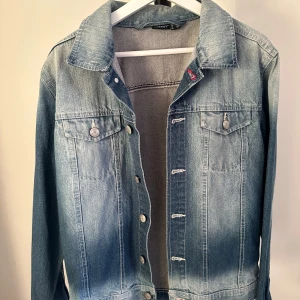 Blå jeansjacka från Envergy - Snygg blå jeansjacka från Envergy med klassisk design. Jackan har knappar framtill och två bröstfickor med knappstängning. Perfekt för en avslappnad stil.nypris 500