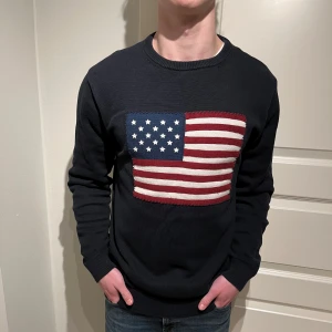 USA Flaggtröja  - En riktigt snygg och unik Gant tröja! | Den är i mycket fint skick! | Storlek L på etiketten men skulle själv bedöma den mer som en M. | Ställ gärna frågor innan du köper!