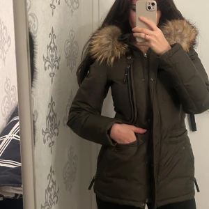 Olivgrön parkajacka  - Äkta päls, Inga fläckar, i helt nytt skick. Följ mig tillbaka, har massor av jackor på mitt konto. 💕💕💕💌