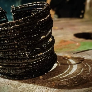 Svart pärlarmband - Snyggt svart armband med flera rader av små pärlor. Perfekt för att ge en elegant touch till din outfit. Armbandet är elastiskt och passar de flesta handleder.