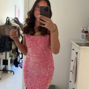 Bal kläning - Säljer nu min älskade bal kläning, sitter som en smäck, är 166 o är perfekt i längden, man kan ha klackar utan att de ser konstigt ut. Samet med paljetter, samt en slits. Passar xs/s