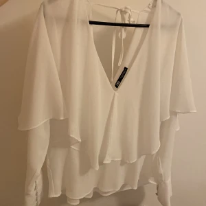 Jättefin vit blus - En jättefin vit blus som tyvärr är för kort i armarna för mig, jag är ca 173cm.