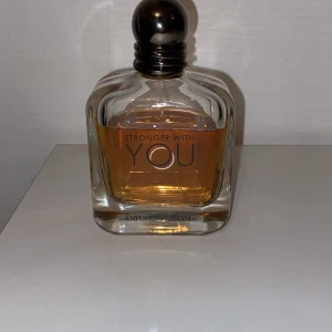 Stronger With You parfym från Emporio Armani - Säljer min kära 100ml Stronger With You EDT parfym. Jag har tröttnat på den och känner att jag inte längre behöver den i min samling något mer. En söt och ”spicy” doft som passar perfekt nu i dom kallare månaderna. Köpte denna flaskan ny på Åhléns i somras och det är cirka 75-80ml kvar av 100ml. Original pris 1.100kr