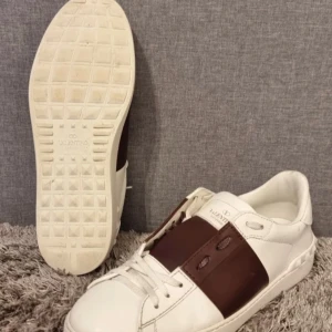 Valentino open - Snygga vita Valentino opens. De ser rostbruna ut på bilderna men skulle säga att de är mer vinröda i verkligheten. Tog bilderna från killen jag köpte av men kan skicka fler bilder om man skulle vara intresserad. Skicket är riktigt bra och storleken är 42,5 men de är lite små i storleken så skulle säga att de sitter mer som 43-43,5