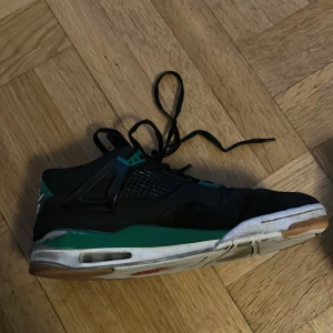 Air Jordans 4 svart och grön sneaker - Denna modell är en ikon inom sneakersvärlden. Perfekt för dig som vill ha ett par klassiska Air jordens till ett bra pris! (Priset kan diskuteras)