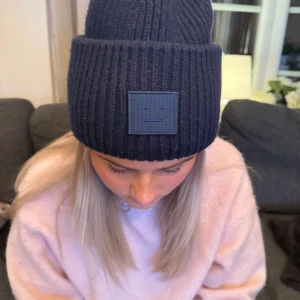 Acne mössa - Marinblå mössa från Acne Studios i väldigt bra skick
