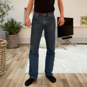 Wrangler Cowboy cut 13MWZ - Säljer ett par klassiska blå jeansbyxor från Wrangler. De har en straight passform och är Wranglers originella modell som alltid funnits. De e ett par klassiska jeans funkar till allt.                W31 L34