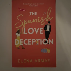 The Spanish Love Deception - En charmig och romantisk bok av Elena Armas, 'The Spanish Love Deception', med en färgglad framsida som fångar ögat. Perfekt för dig som älskar romantiska komedier och berättelser om kärlek och förvecklingar.