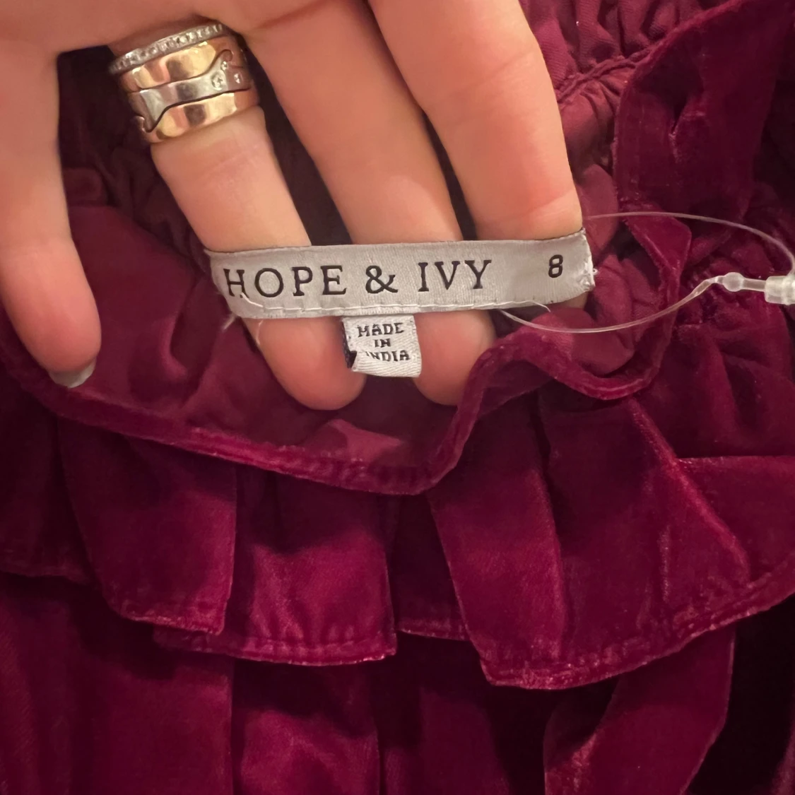 Vinröd sammets klänning från Hope & Ivy - 92