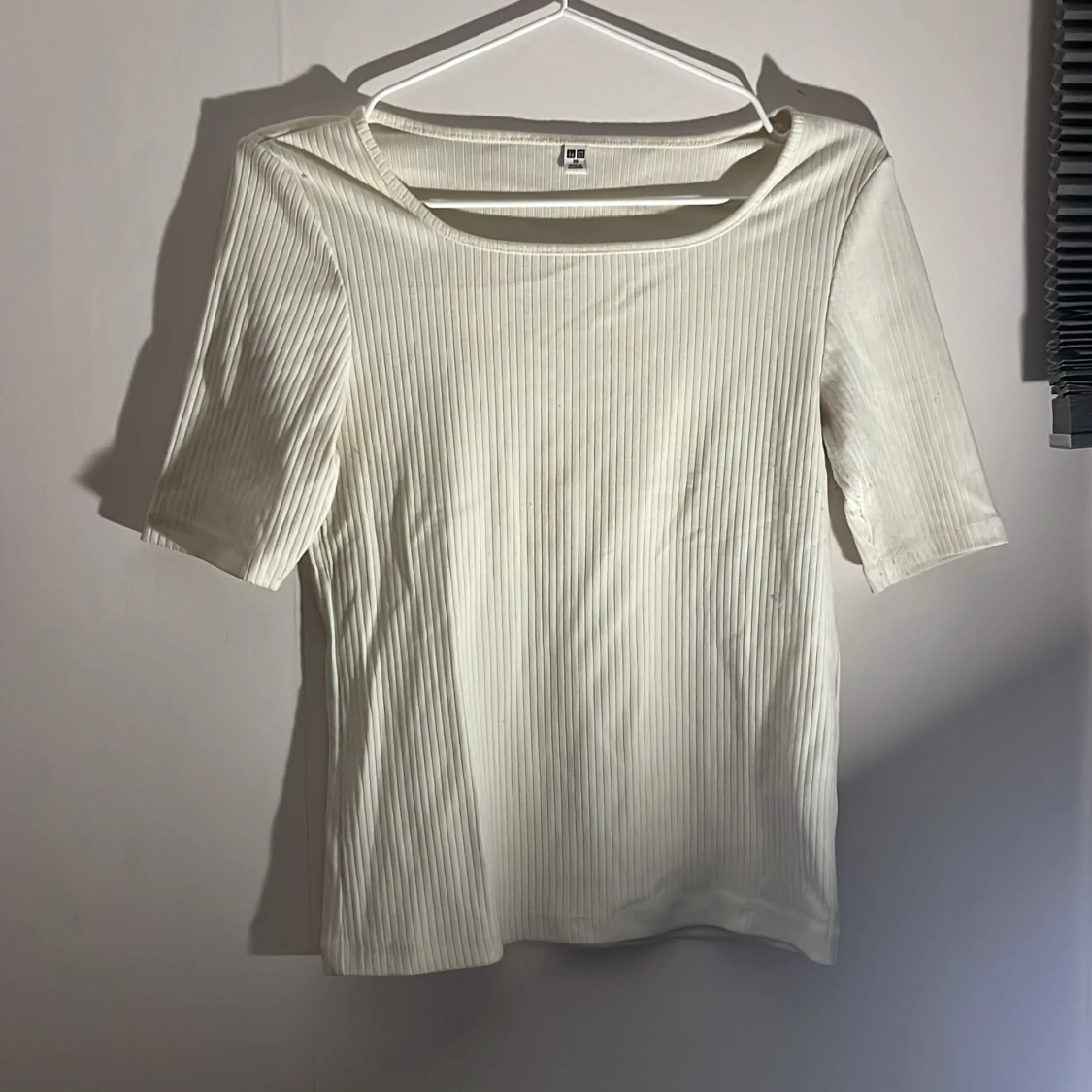 Vit ribbad topp från Uniqlo