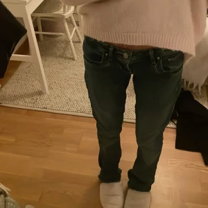 Ltb jeans valerie  - Jättefina Ltb jeans i valerie, storlek 25/36 men skulle säga att de är mellan 36 och 34 i längden! Passar mig som är 168 perfekt!❤️innerbenslängd: 85cm, midjemått: 35cm rakt över