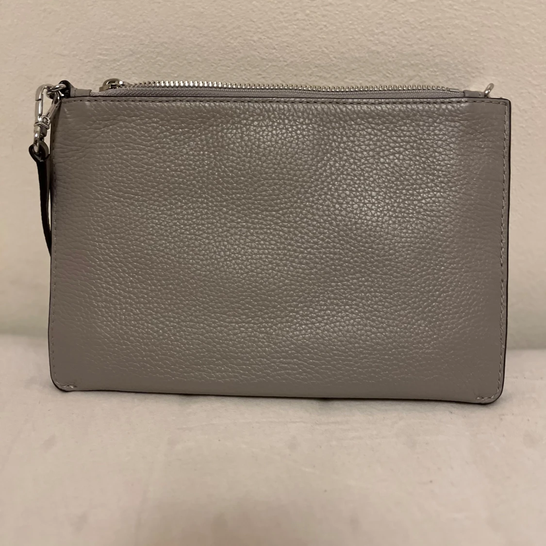 Grå axelväska från Michael Kors - 90