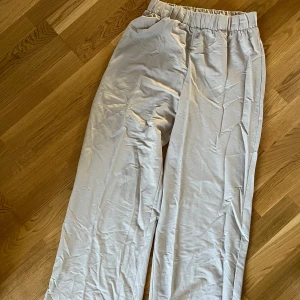 Beige byxor från H&M - Säljer ett par bekväma beige byxor från H&M i storlek S. Byxorna har en elastisk midja och är tillverkade av 50% LivaEco viskos, vilket gör dem både mjuka och hållbara. NYA MED LAPP. 