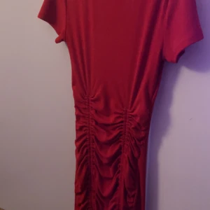 Röd klänning från H&M - Röd klänning från H&M. Aldrig använd. Storlek Xs, kan visa på men skriv privat. Står ej för frakten. ☺️❤️