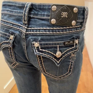 Miss me jeans  - Bootcut jeans från Miss me. Unika fickor med snygga färger och mönster. Litet hål på knät, annars perfekt skick. Mått Innerbenslängd: 83 cm. Midjemått rakt över: 37,5 cm. Midjemått 86 cm. Skriv gärna vid frågor eller prisförslag💗