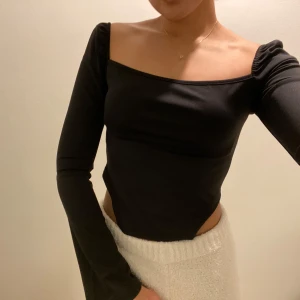 Topp - Fin topp med utsvängda armar. Inte använt mer än 2 gånger, nyskick.