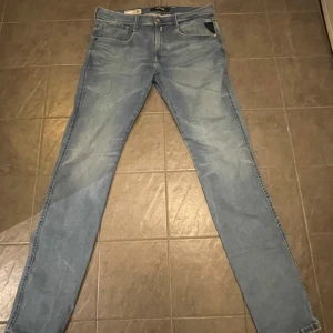 Blå jeans från Replay - Snygga blå jeans från Replay i modellen Anbass. De har en klassisk femficksdesign och en bekväm passform. Perfekta för en stilren look. Pris kan diskuteras vid snabb affär! W33 L34