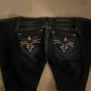 Rock Revival Jeans  - Säljer dessa superfina Rock Revival jeans i jättefint skick. Dem passar lågmidjat och rätt bootcut. Måtten tvärsöver är 42 cm. (Nypris 2999 kr) Priset kan diskuteras vid snabb affär!💗