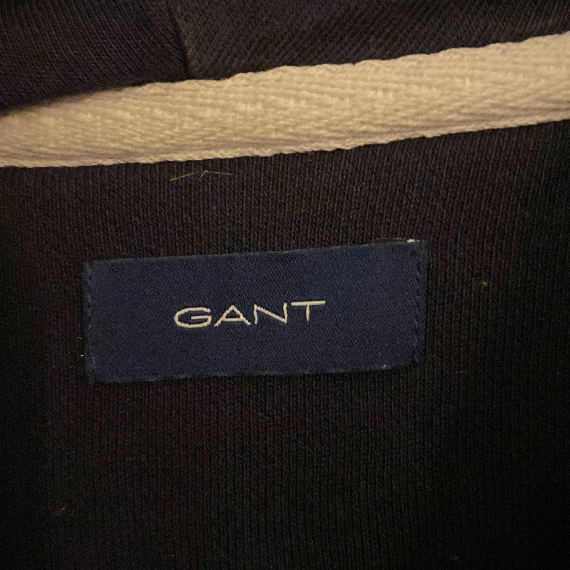 Mörkblå hoodie från GANT - 90