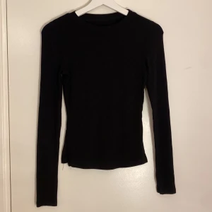 Svart långärmad tröja - Säljer en stilren svart långärmad tröja. Perfekt för lager-på-lager eller som den är. Enkel och mångsidig design. Skriv om du är intresserad!❤️passar både för storlek xs och s