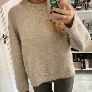 Alpaca blend stickad  - Mysig beige stickad tröja ifrån H&M i wool/alpaca blend. Fint skick! (Lånade bilder)
