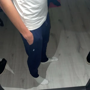 Ralph Lauren mjukis  - Tjena! Säljer dessa schyssta och chill Ralph Lauren mjukisar. Väldigt sköna och enkla att ha på sig till skolan eller jobb. Passar till de mesta. Hör av er för frågor och funderingar!