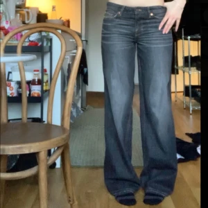 Mörkblå-gråa baggy/bootcut jeans - Jättefina mörkblå/gråa jeans från weekday. Knappt använda pga lite för små för mig i midjan Jag är 169cm och sitter perfekt i längd på mig🫶
