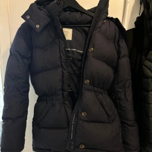 Boomerang jacka - Marin blå, varmaste jackan jag äger och är en favorit hos mig😍