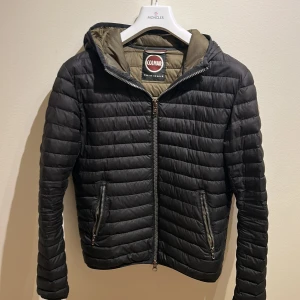 Colmar jacka  - En riktigt skön höst jacka, inga defekter 9/10 skick, perfekt nu när de blir lite kallare. Priset är inte hugget i Sten, vid snabb affär kan priset diskuteras 