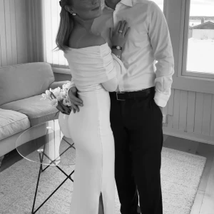 Klänning - Vit långklänning med slit nedtill från gina, Stl S😍 ”Tjockare” i materialet samt underklänning till så perfekt på hösten/vintern 🤍