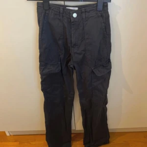 Cargobyxor från Zara - Storlek 32. En knapp som ramlat av, annars bra skick. Från Zara