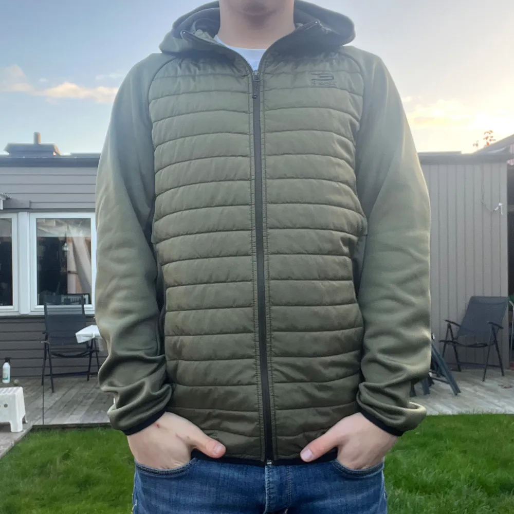 Riktigt fet cardigan från Jack & Jones. Den är i fint skick, storlek L. Lite för stor för personen på bilden som ni ser. Skriv vid minsta intresse, pris kan diskuteras vid smidig affär 😀. Jackor.