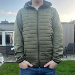 Riktigt fet cardigan från Jack & Jones. Den är i fint skick, storlek L. Lite för stor för personen på bilden som ni ser. Skriv vid minsta intresse, pris kan diskuteras vid smidig affär 😀