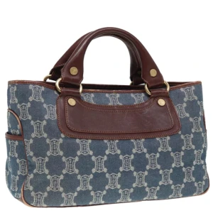 Céline Boogie Väska - Klassisk väska från Céline i Boogie-modellen. Modellen är ur produktion och är därför svår att få tag på!  Väskan är gjord av vackert läder och har detaljer i guldfärgad metall. Insidan har två fack med en ficka med dragkedja i mitten.