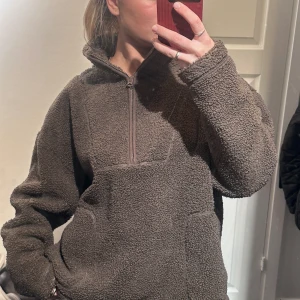 Teddyjacka - Säljer min snygga Teddyjacka då den inte kommer till användning längre🥰 den är i väldigt fint skick nu då jag knappt hunnit använda den. Jag brukar ha XS men den tog medium för en oversized look. Nypris: 899