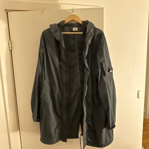 Cp company regnjacka/vindjacka - Säljer jackan som jag använt 3-4 gånger, skicket är som ny