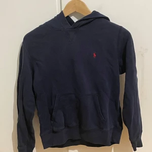 Polo Ralph Lauren hoodie - Säljer för den är för liten  Storlek 10-12 år Billigare vid snabb affär  Skriv om frågor 