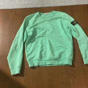 Stone island  - Trjöjan är lite missfärgad men annars är den i bar skick,den är lite använd, priset kan diskuteras och om ni har några frågor så är det bara att skriva 