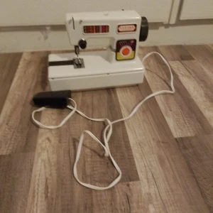 En symaskin  - fungerar som den ska inga sladdar eller batteri