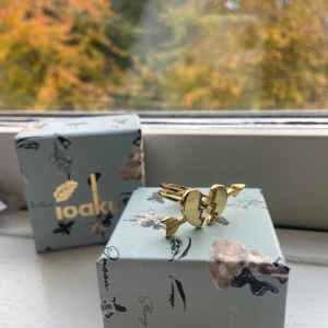 Ioaku ring💓💓 - Säljer nu min hjärt ring från Ioaku! Den har ändrat färg på baksidan därav priset, den är justerbar! 💕💕 (box ingår) köpt för 550kr🙏🏼