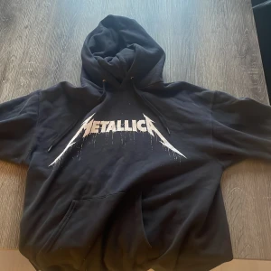 Metallica hoodie - Metallica tröja i fint skick inte använd många gånger. Det är storlek M. Köpte den för 550kr