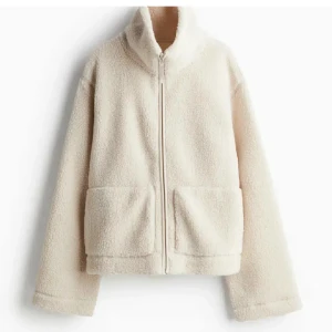 Teddy jacka  - Säljer denna jätte fina populära Teddy jacka i från hm i storlek M men den sitter som en s, slut på hemsidan och den är köpt här på Plick , pris kan diskuteras💕