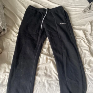 Champion mjukisbyxor - Ett par champion byxor. Varma och sköna. De sitter bra och är knappt använda.