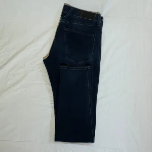Replay Jeans Anbass - Replay jeans i nyskick, modell anbass. Färg: grå/svart. Vid frågor är det bara att höra av dig svarar oftast inom en timma//OwnStyle