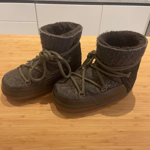 Gröna inuikii skor - Gröna/glitter inuikii skor Knappt använda  Vatten täta  Speciell edition  Nypris: ca 4000 kr