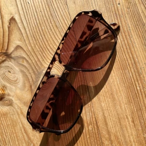 Solbrillor - Lite mönstrade solbrillor, aldrig använda 