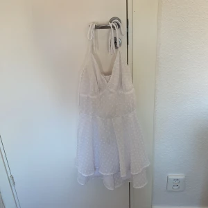 Klänning  - Jätte fin student klänning, elastisk där bak och ihopsydda byxor inuti. Är luftig av sig. absolut inte genomskinlig. :)☺️ 