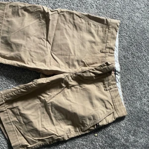 Tommy hilfiger shorts - Hej, säljer dessa snygga Tommy hilfiger short. Dem är använda ett par gånger men ser helt nya ut. Ny pris på dem är runt 600kr men mitt pris är 150