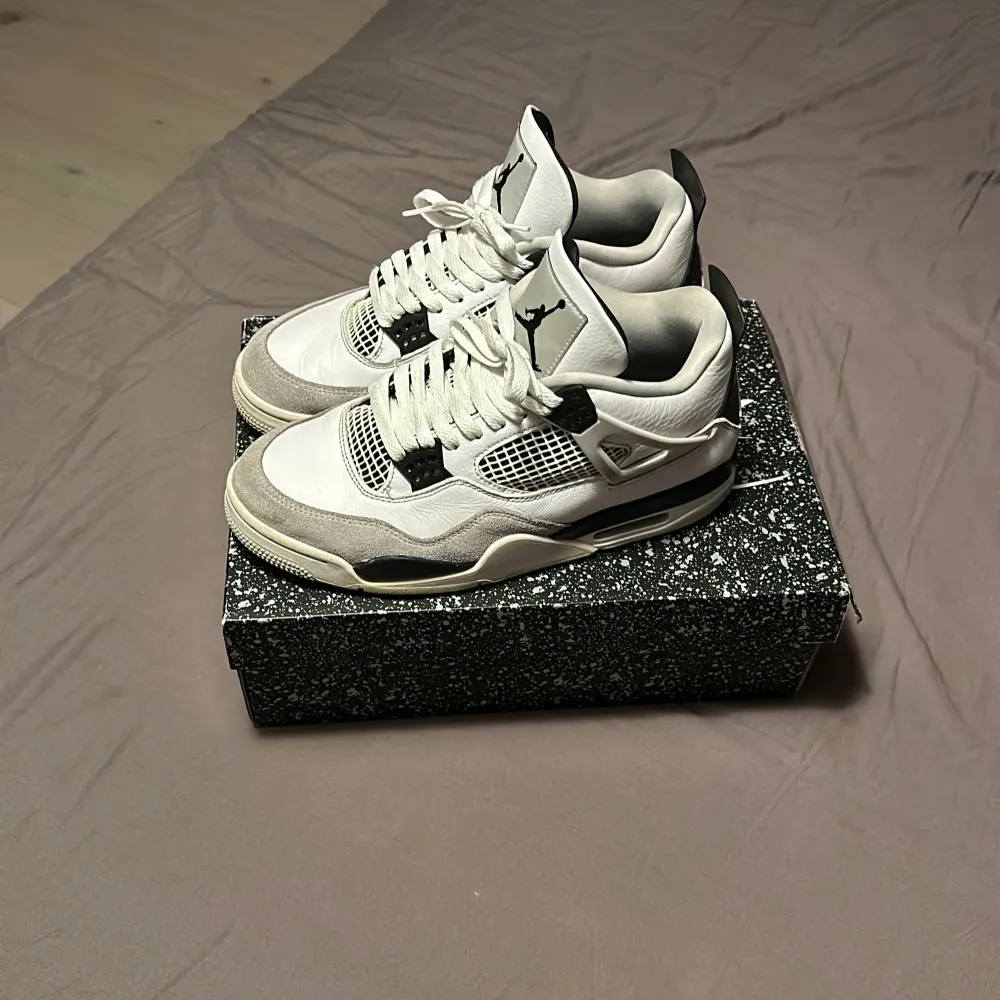 Säljer dessa sjukt feta Jordan 4 military black. Äkthetsbevis finns. Nypris 5700. Säljer för 2200. 8/10 skivk. Kengät.